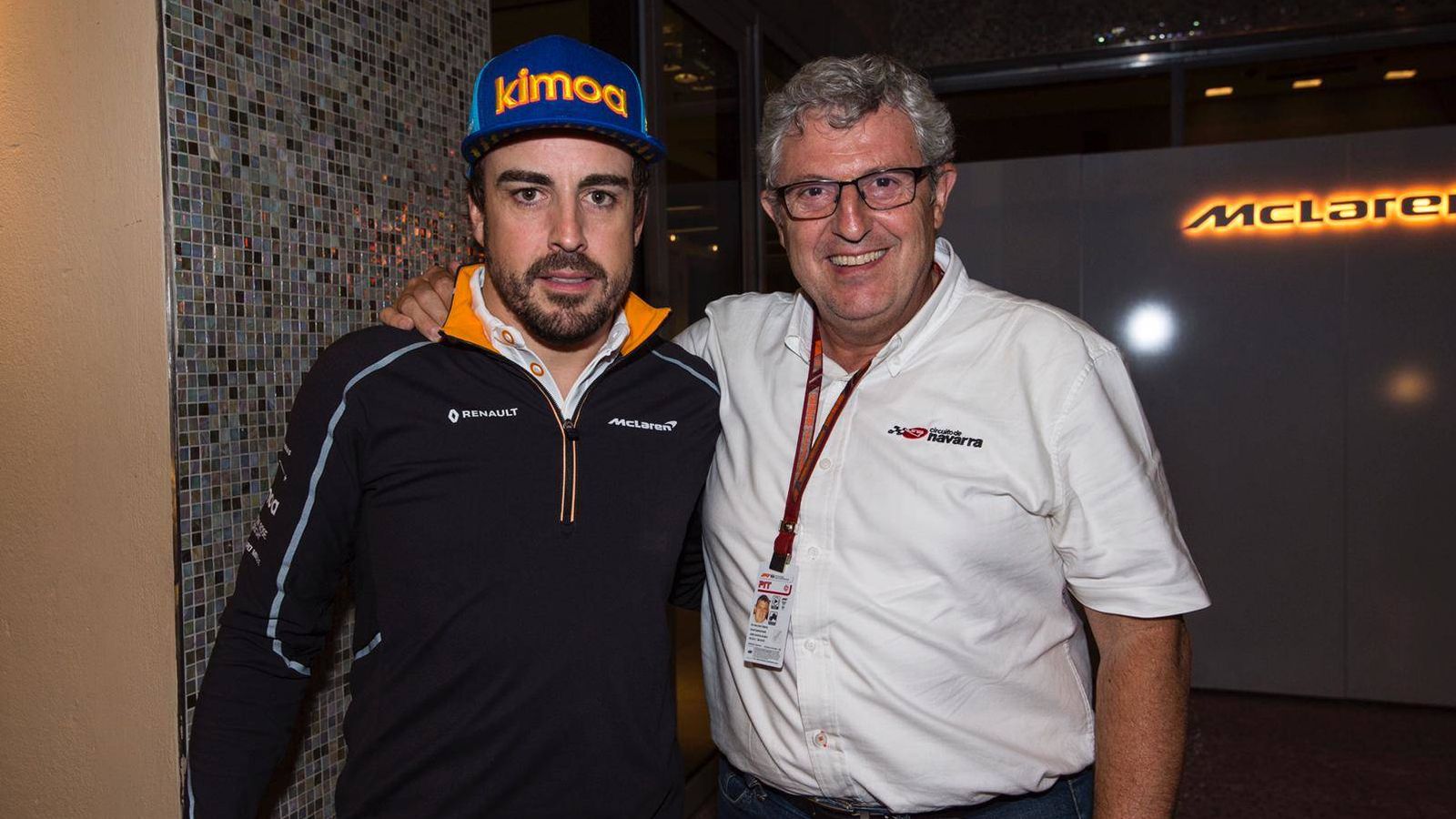 Foto: José María junto a Fernando Alonso.
