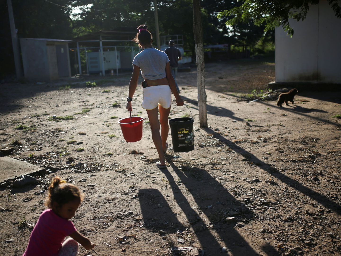 Exguerrilleros en el centro de Pondores. (Reuters/Luisa González)
