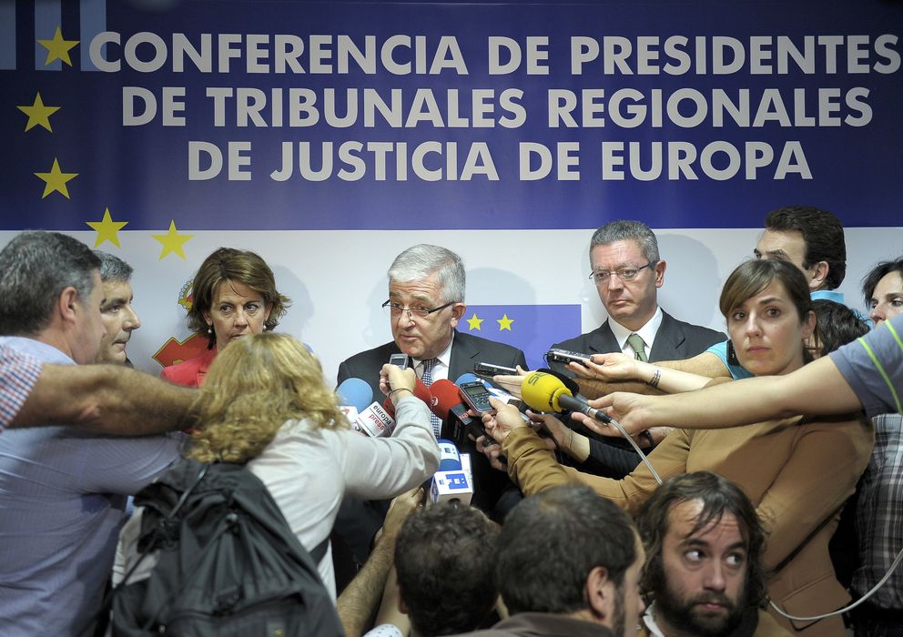 Foto: El presidente del CGPJ, Gonzalo Moliner (c), ante el ministro de Justicia, Alberto Ruiz Gallardón. (EFE)