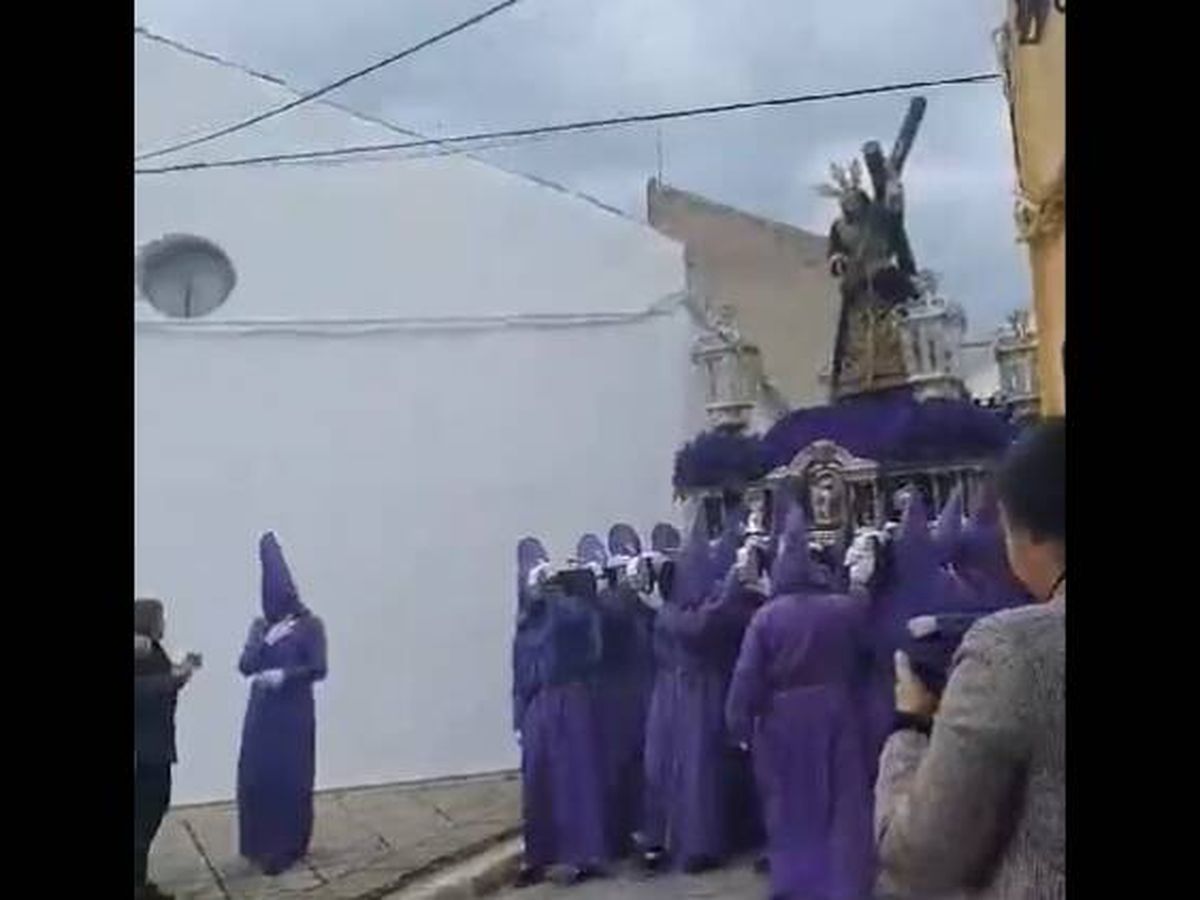 Foto: El momento viral de la Semana Santa en Baena (Córdoba): así acabó la cruz del paso (X/@estaahifuera)
