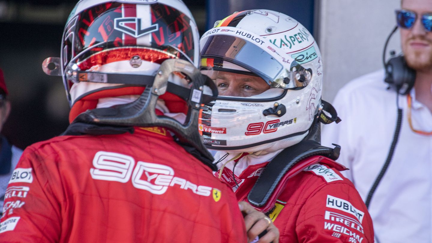 Vettel y Leclerc charlando. (EFE)