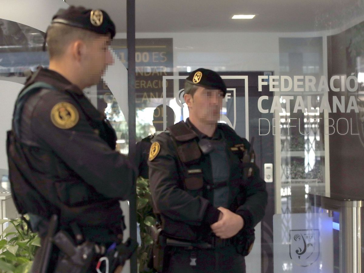 Foto: La Guardia Civil, en la Federación Catalana de Fútbol. (EFE/Alberto Estévez)