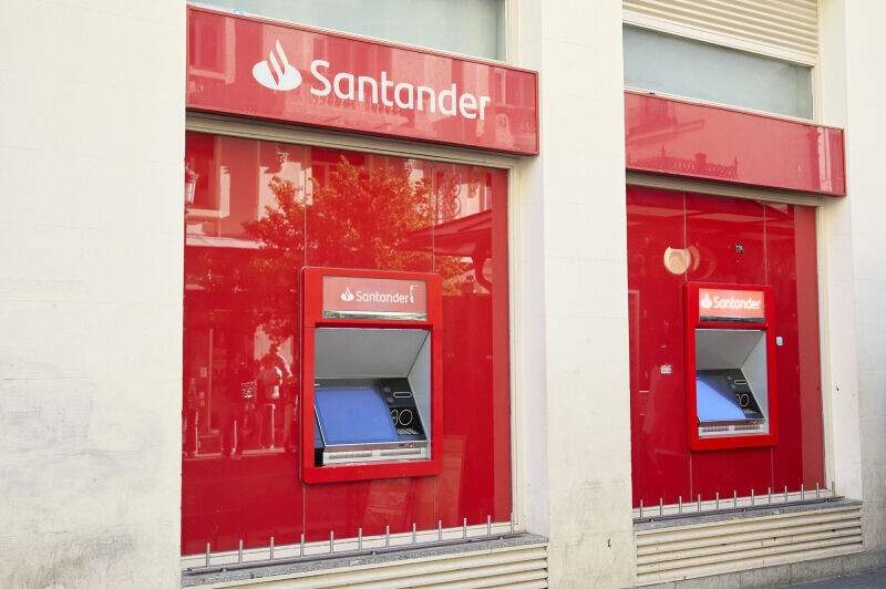 Foto de La banca ya ve los tipos en el 3,5% y prepara subidas en las hipotecas en plena crisis