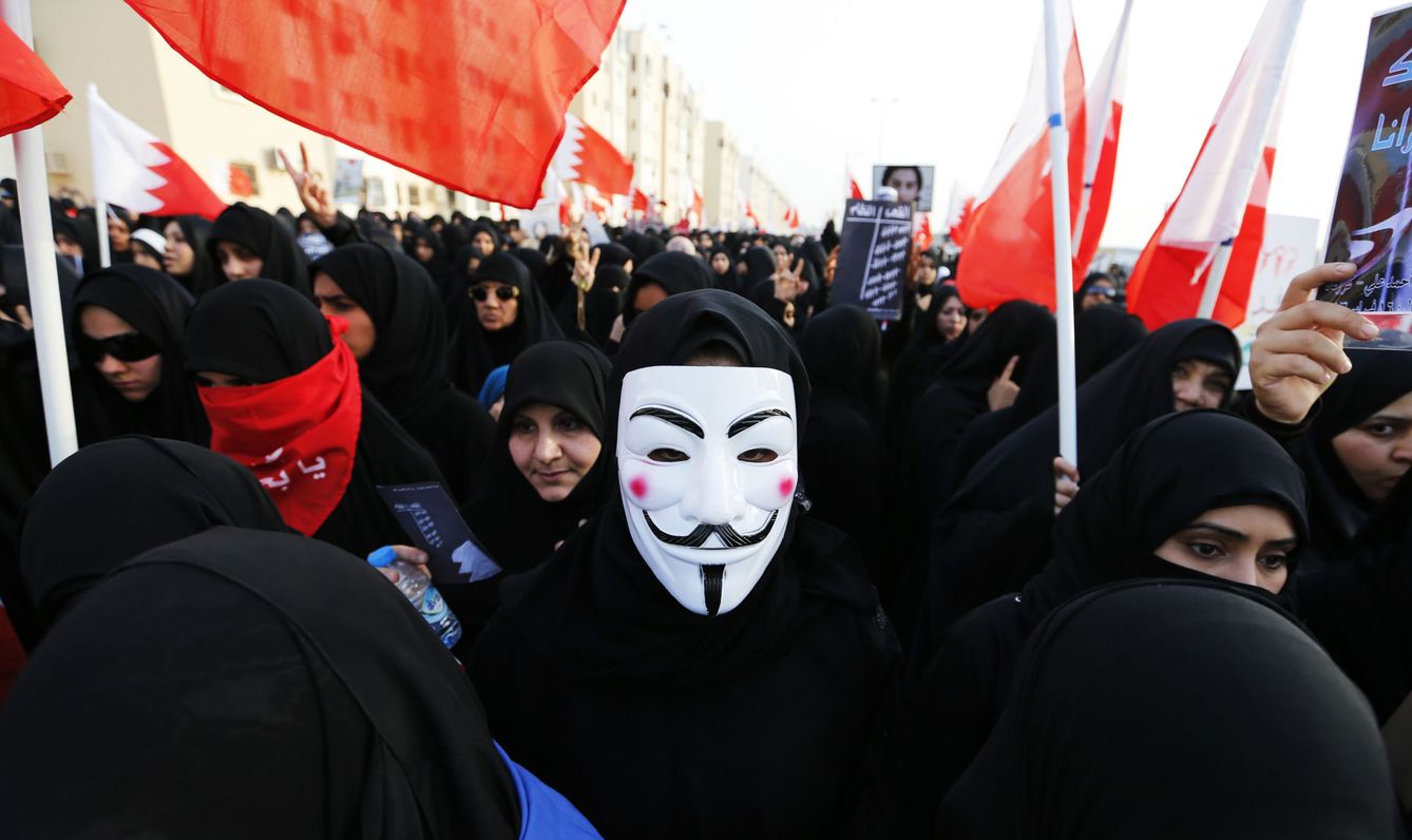 Foto: Una manifestante con una máscara de Guy Fawkes durante una protesta contra el Gobierno en Manama, Bahréin. (Reuters)
