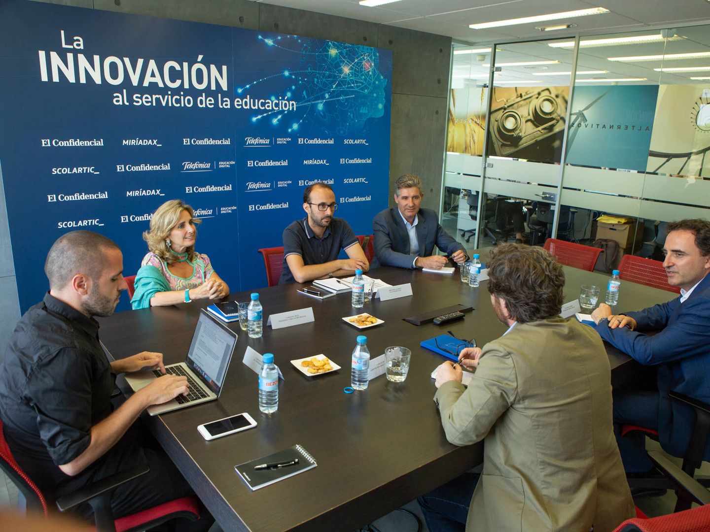 Mesa redonda ‘La innovación al servicio de la educación’, organizada por El Confidencial y Telefónica.
