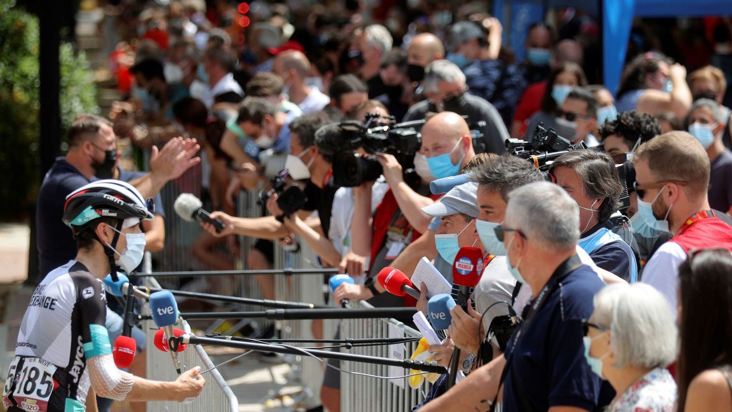 Mikel Nieve, que se cayó el miércoles, atiende a los periodistas en la salida de la etapa. (EFE)