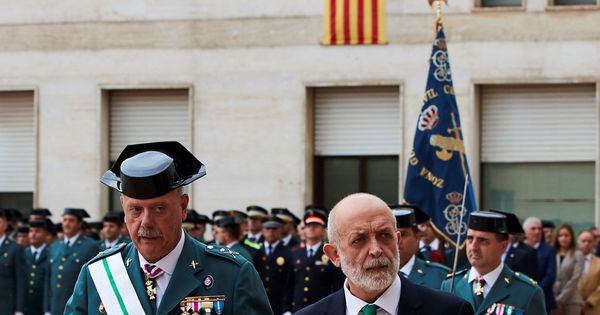 Foto: El director general de la Guardia Civil, Félix Vicente Azón, y el jefe de la Benemérita en Cataluña, Pedro Garrido (i). (EFE)