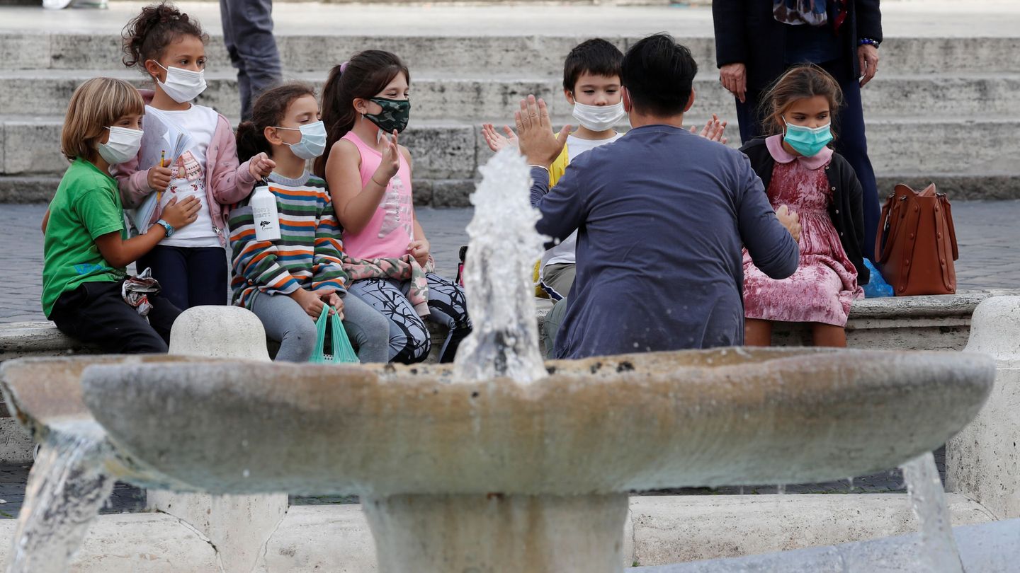 Niños con mascarilla en un colegio de Roma. (Reuters)