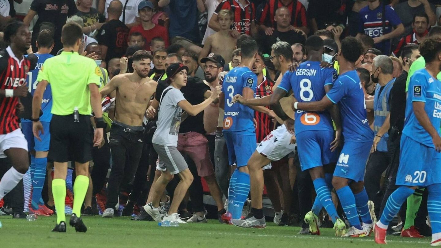 Imagen de los Ultras invadiendo el campo en Niza