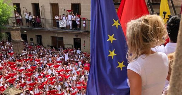 Foto: Bandera Ikurriña ondeando en el balcón del consistoria de Viana, duarante las fiestas locales. (Twitter)
