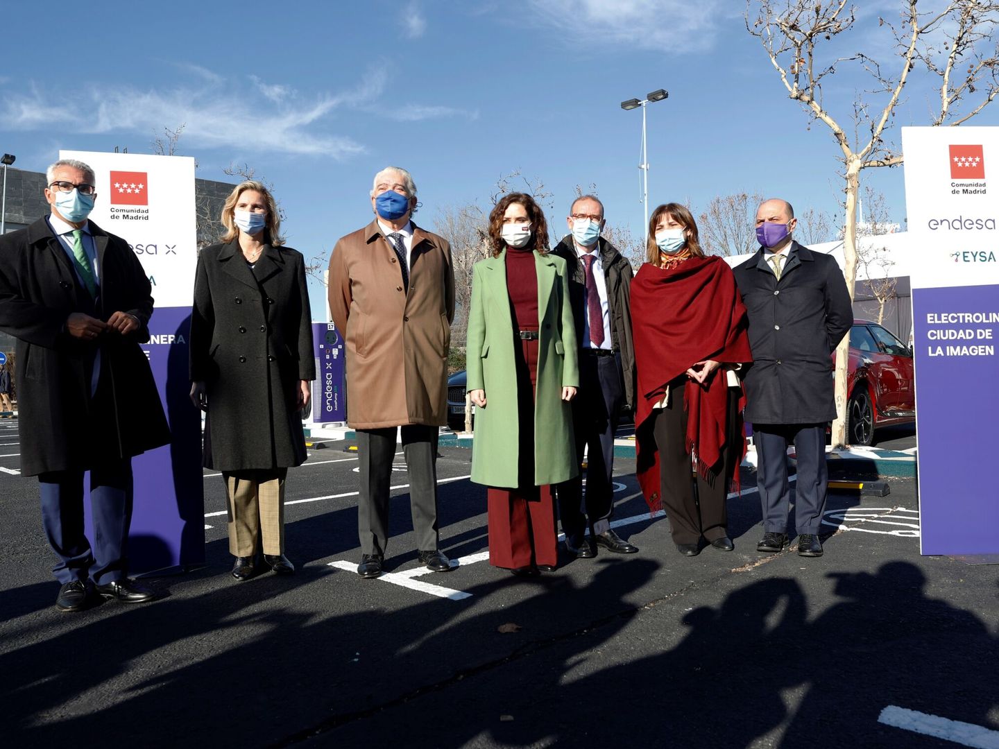 Isabel Díaz Ayuso inaugura la mayor electrolinera de carga rápida en España. (EFE/Javier Lizon) 