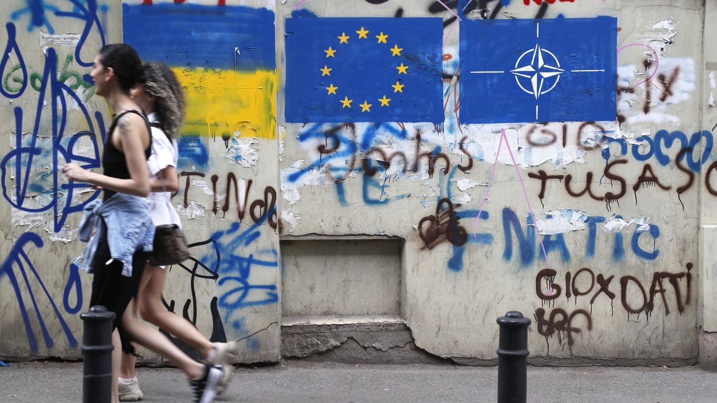Un grafiti con las banderas de la UE, Ucrania y la OTAN, en Tbilisi. (EFE/Zurab Kurtsikidze)