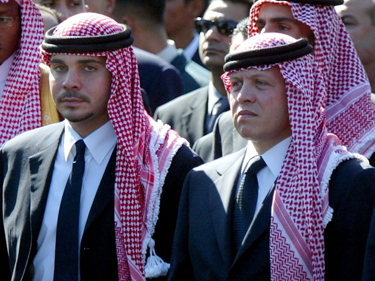 Foto: El ex príncipe heredero Hamzah bin Al Hussein y su hermano el rey Abdalá de Jordania (derecha), en 2004. (EFE)