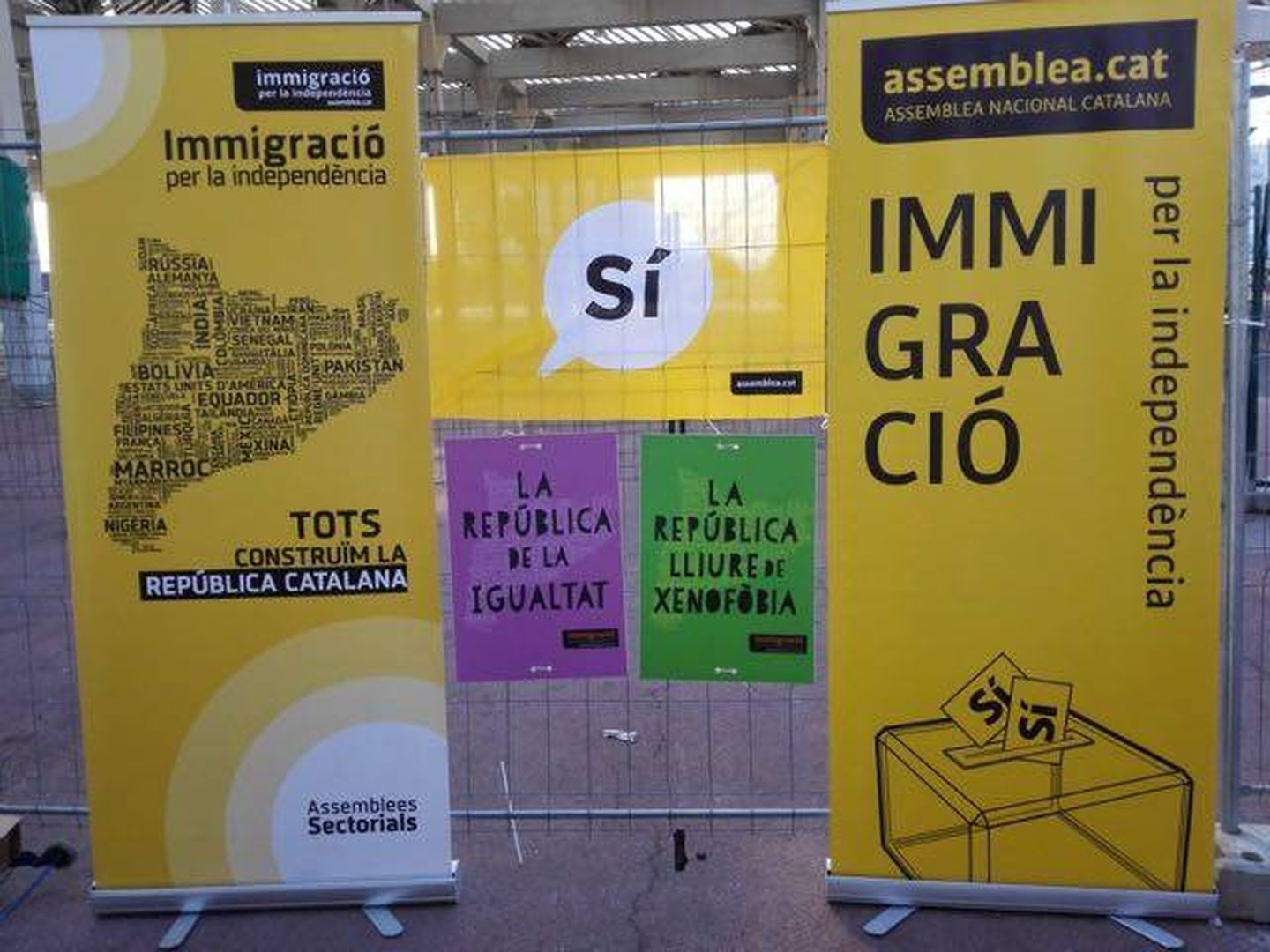 Imágenes de pendones de la campaña 'Inmigració per la independència' 