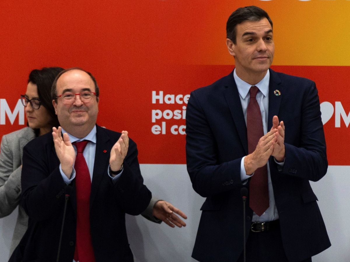 Foto: El presidente del Gobierno, Pedro Sánchez (d), junto al secretario general del PSC, Miquel Iceta. (EFE)
