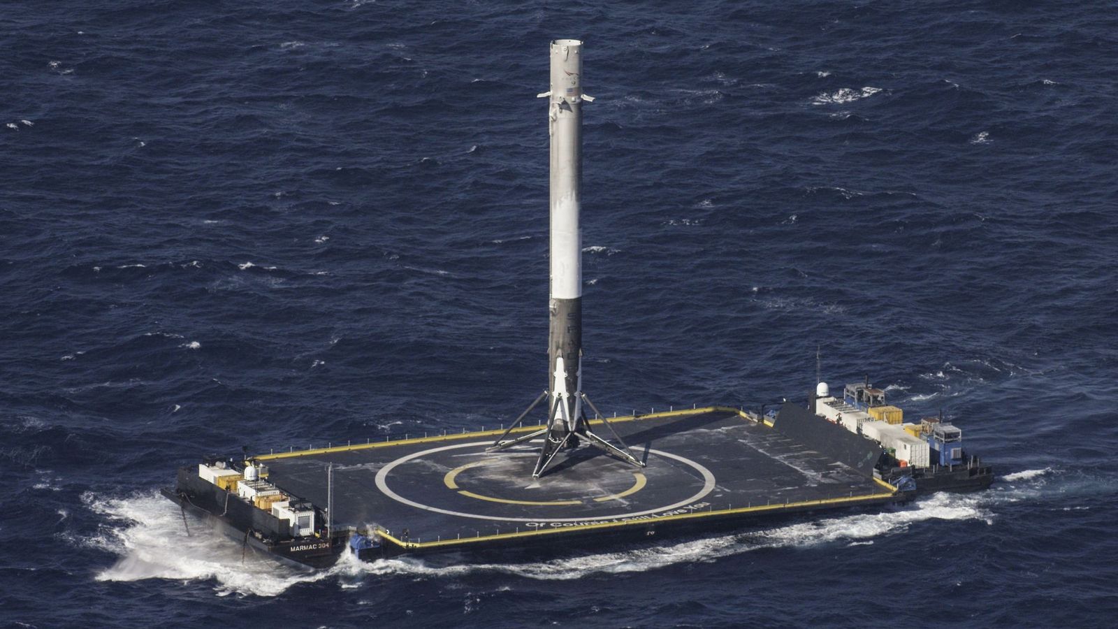 Foto: La primera etapa de un Falcon 9 descansa sobre una barcaza en el Atlántico después de haber aterrizado. (Reuters)