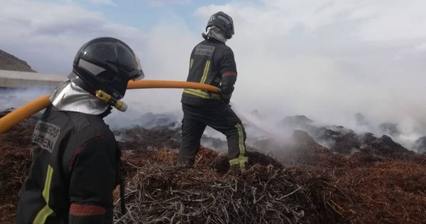 Foto: Equipo de bomberos durante la extinción de un incendio (Bomberos de Cartagena)