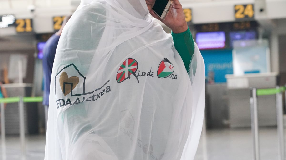 El joven saharaui en huelga de hambre espera en el aeropuerto de Bilbao para viajar de vuelta Marruecos