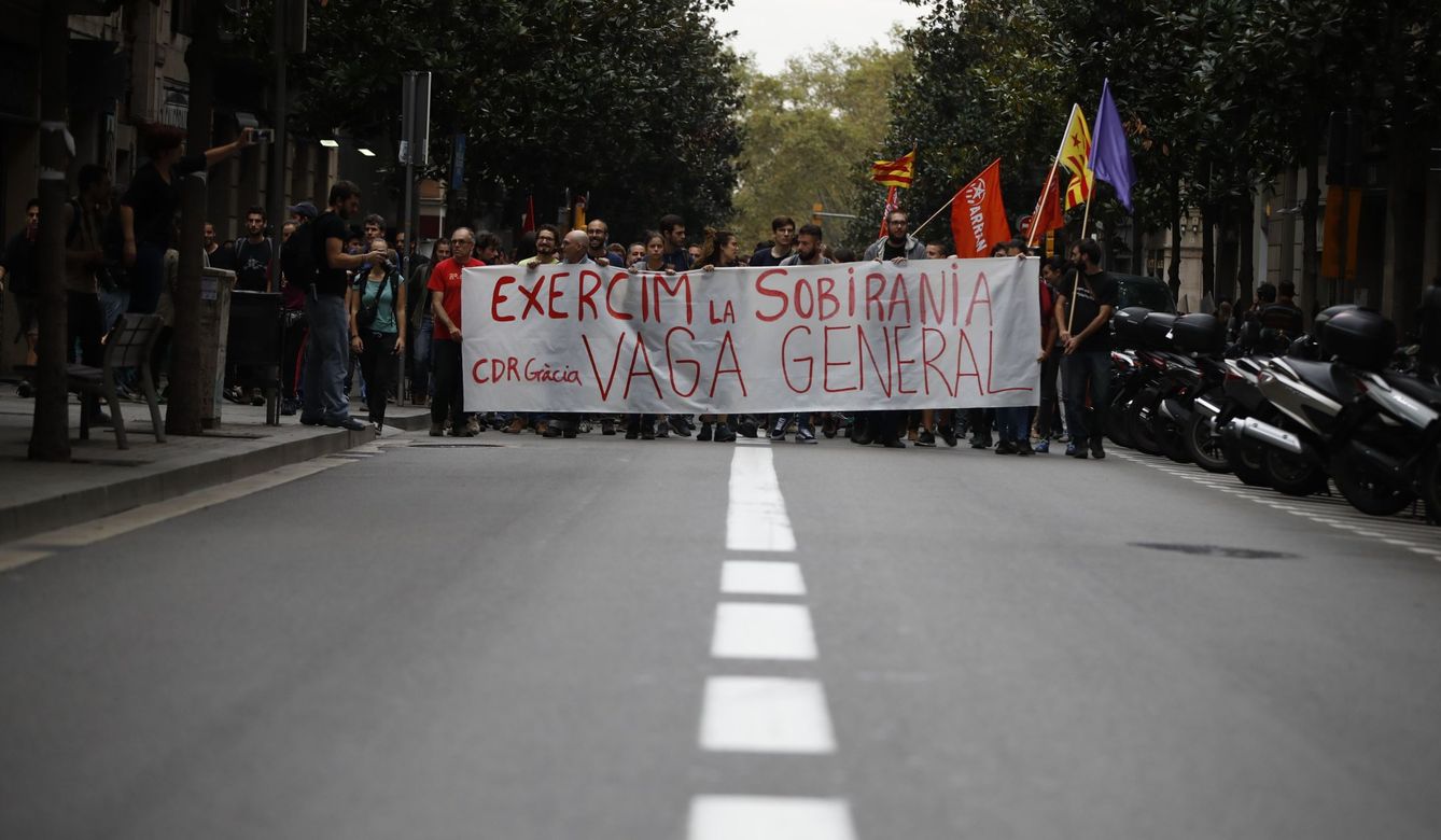 Recorren el barrio de Gracia de Barcelona con motivo de la huelga general convocada en Cataluña. (EFE)