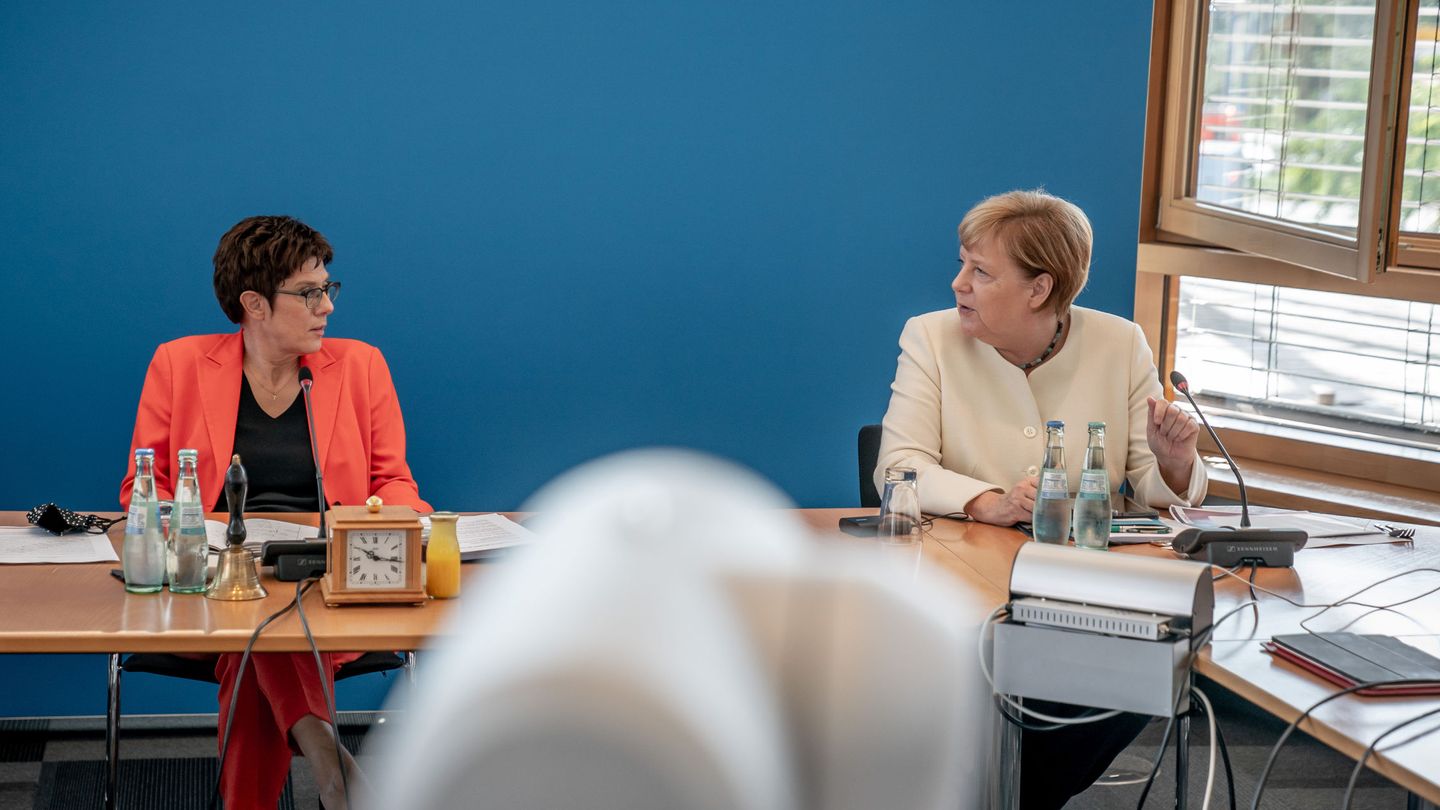 AKK, la sucesora frustrada de Angela Merkel, a su derecha. (EFE)