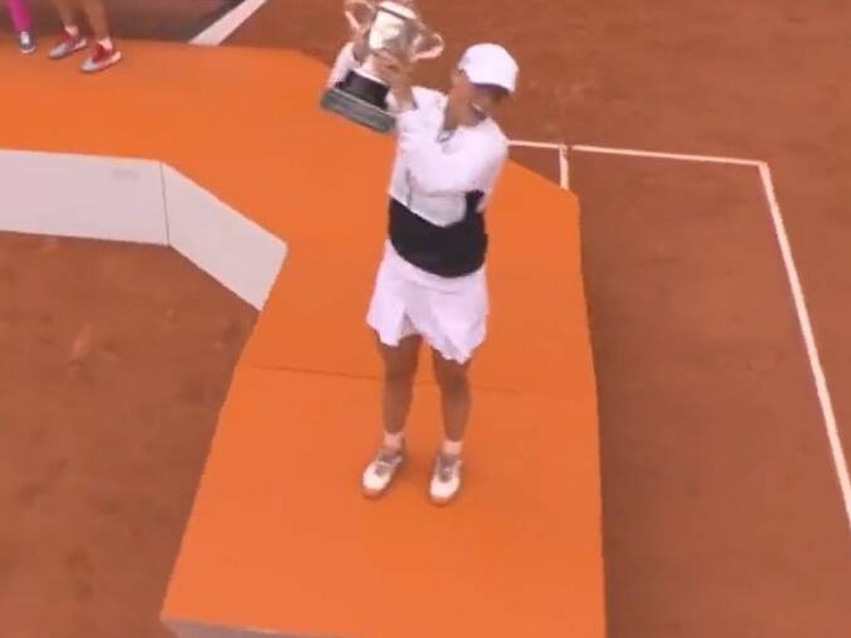 Foto: Iga Swiatek levanta el trofeo de ganadora de Roland Garros (@Eurosport_ES).