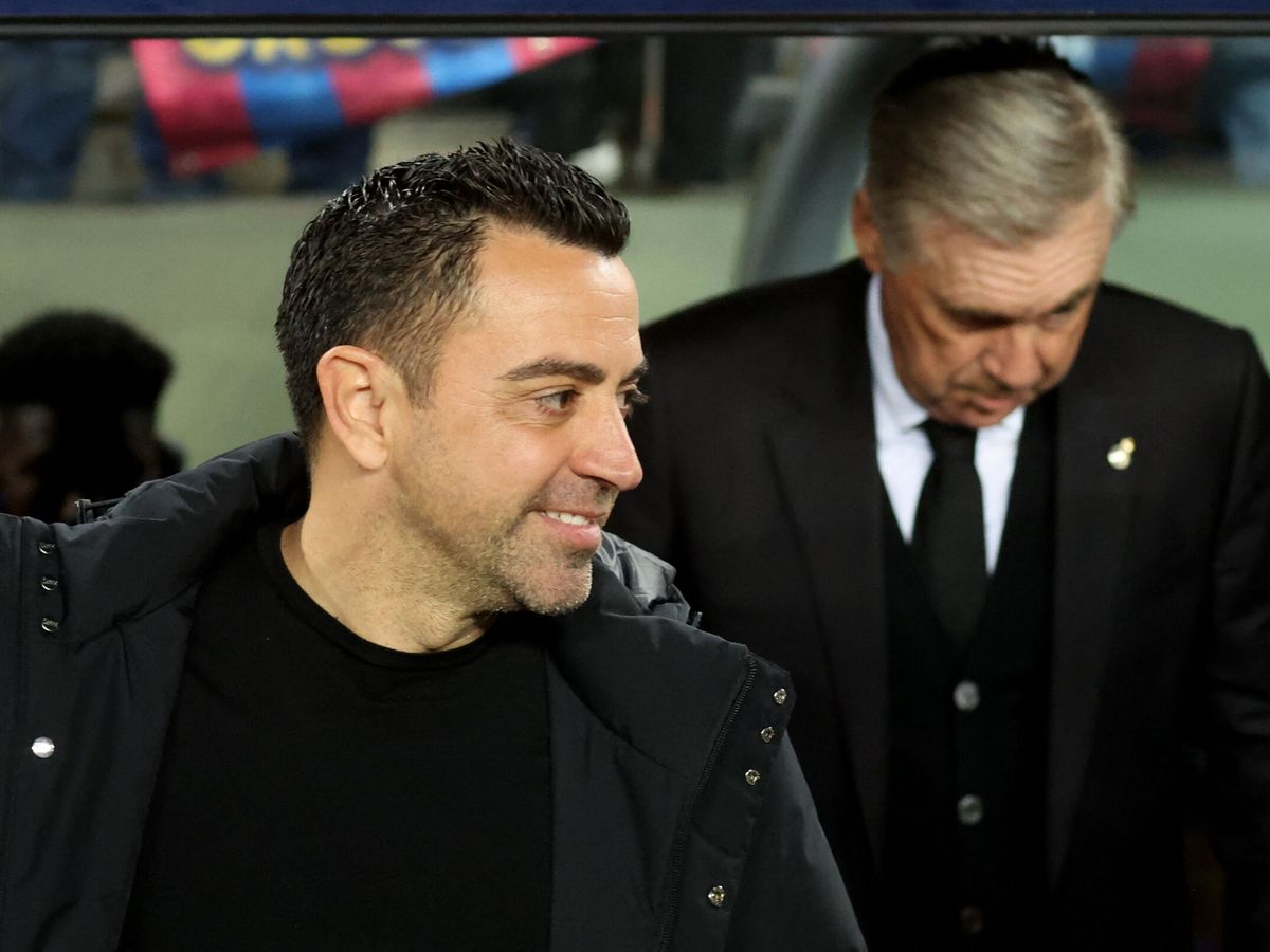 Foto: Xavi sonríe tras saludar a Ancelotti. (Reuters/Nacho Doce)