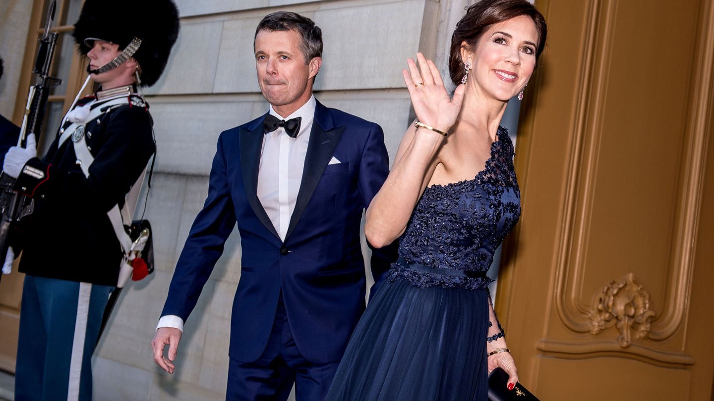 Los príncipes Federico y Mary llegando a la cena en honor a Banedicta. (Reuters)