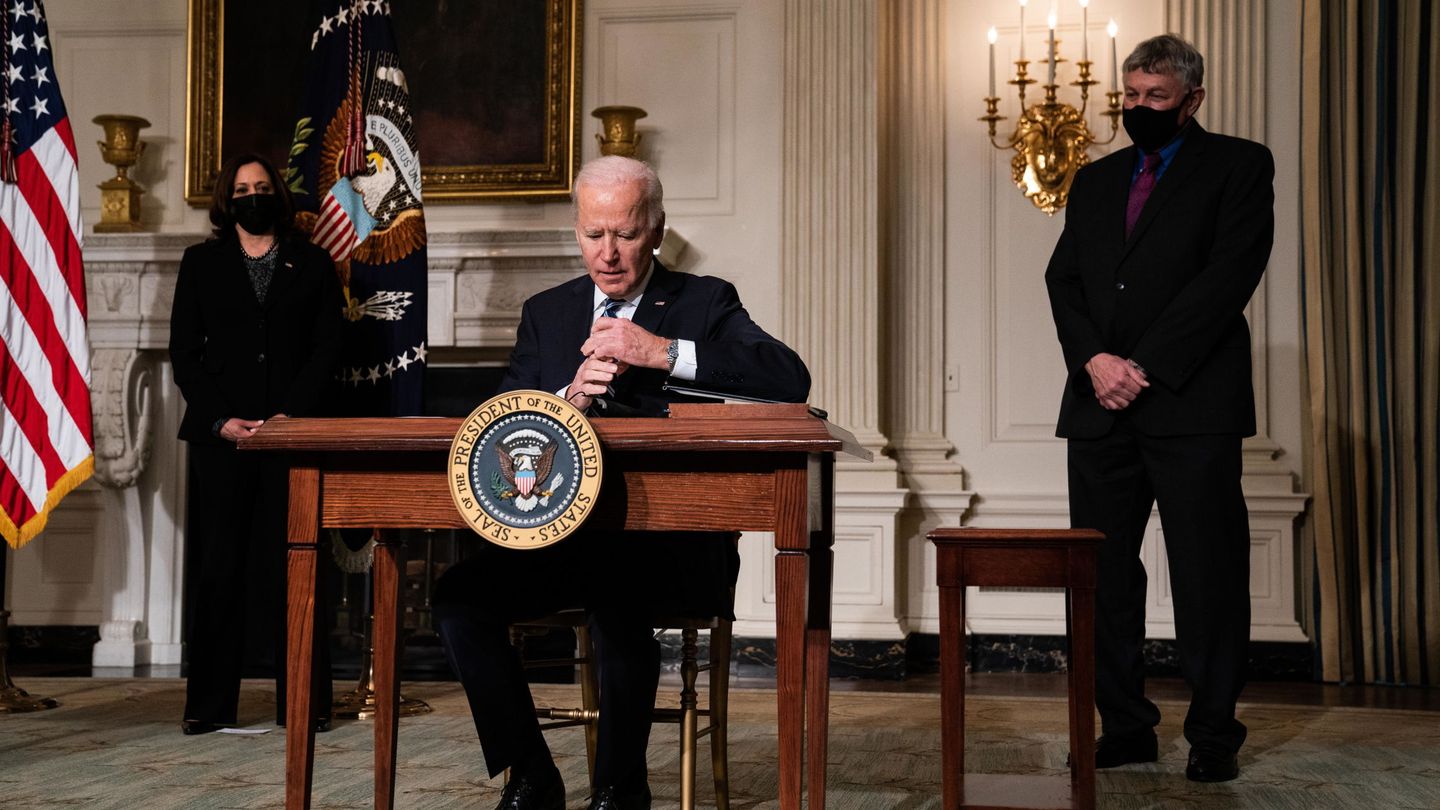Joe Biden firma la orden presidencial de volver al Acuerdo de París (EFE)