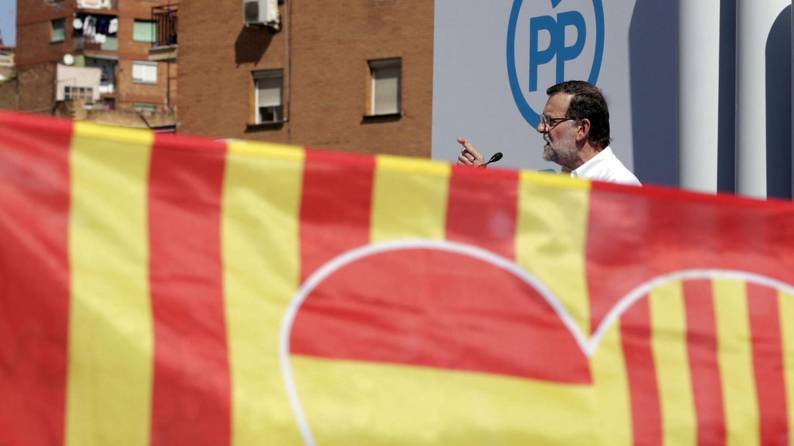 Foto: El presidente del Gobierno, Mariano Rajoy, en un mitin del PPC en Badalona. (EFE)