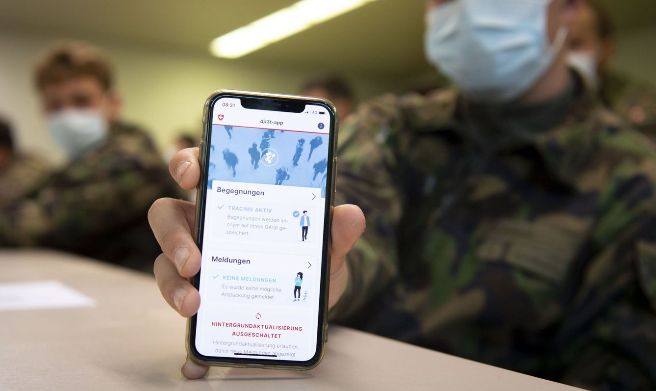 Soldados suizos prueban una 'app' de rastreo de contactos que usa el protocolo DP3T. (Reuters)
