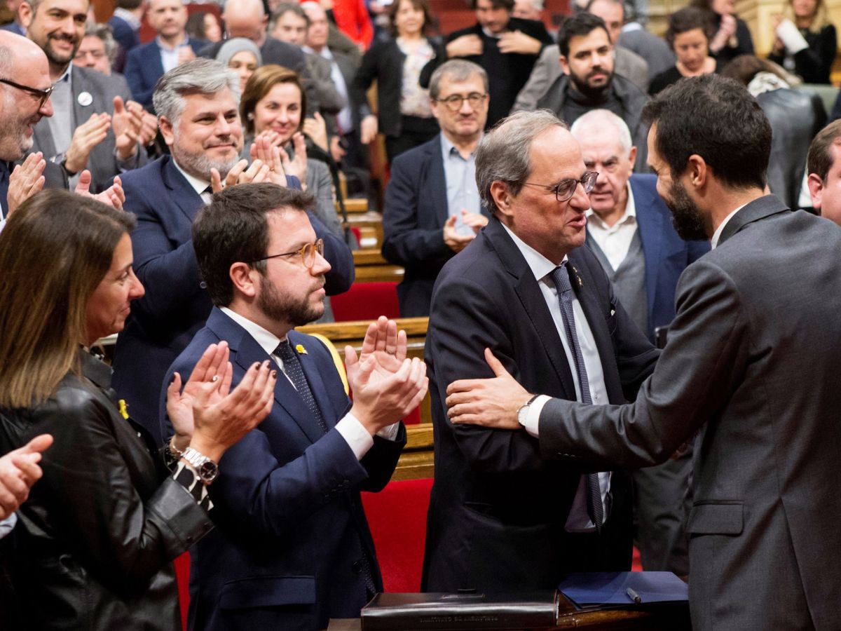 Foto: El presidente del Parlament Roger Torrent (d) felicita al presidente de la Generalitat Quim Torra (2d) en presencia del vicepresidente Pere Aragonés (2i)  (EFE)