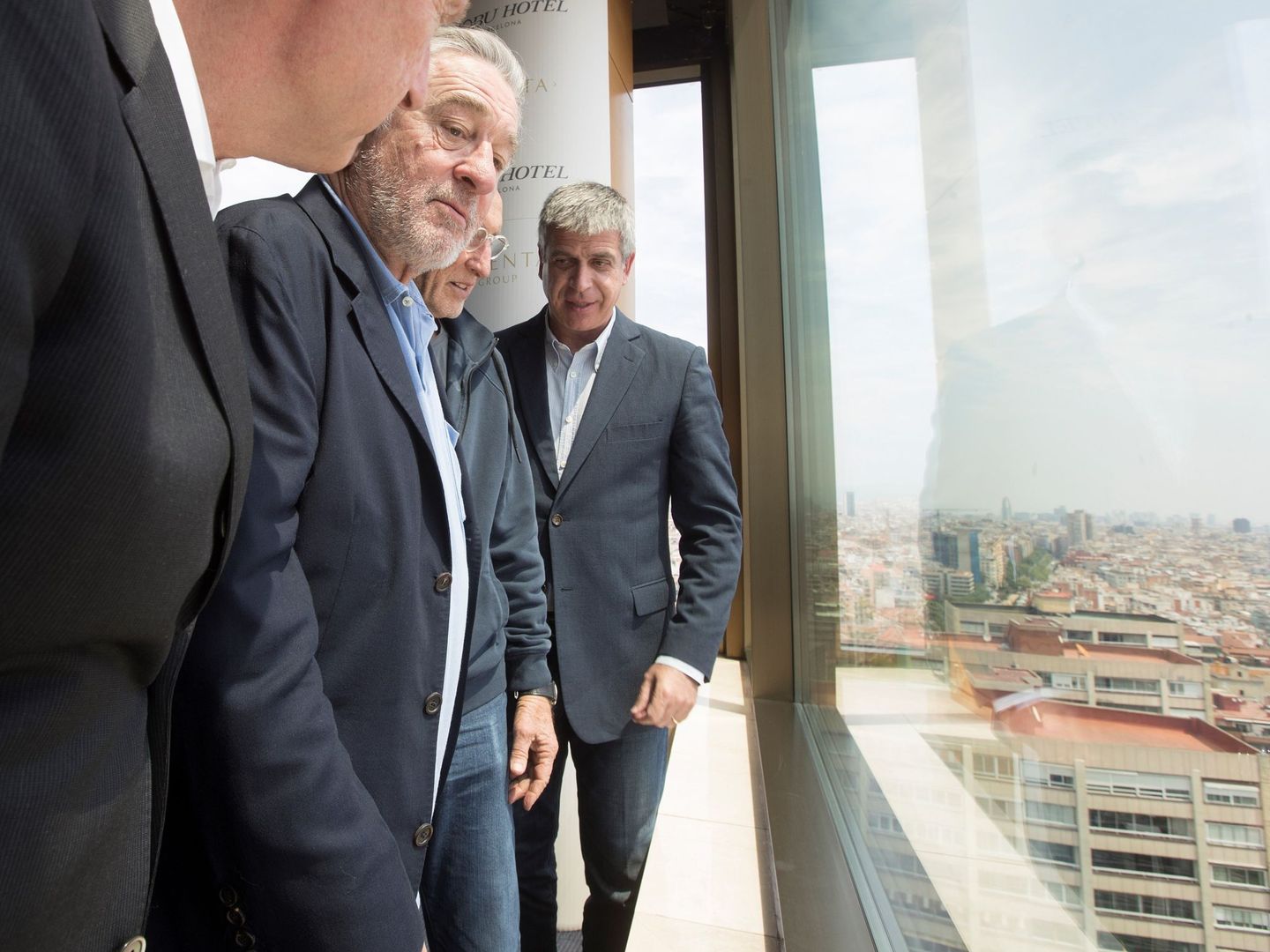 Robert de Niro y Jordi Mestre admirando las vistas de Barcelona desde lo alto del Nobu. (EFE)