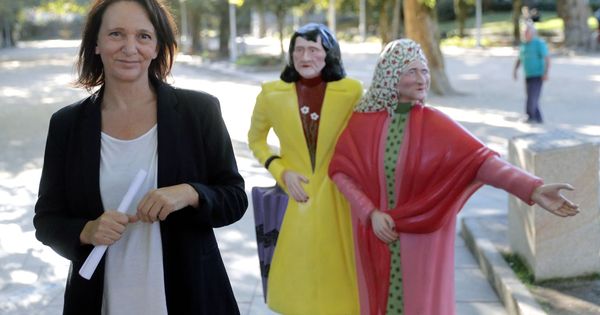 Foto: La diputada de Unidos Podemos Carolina Bescansa, este lunes en el parque de la Alameda, en Santiago de Compostela. (EFE)