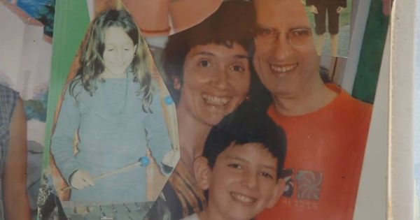 Foto: Mikel Antza junto a su familia en una fotografía que muestra el documental