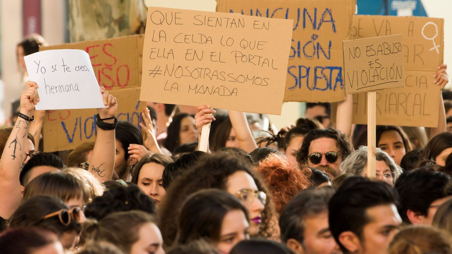 Varios centenares de personas se concentran en Sevilla tras el fallo. (EFE)