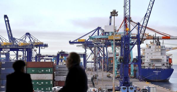 Foto: Se reduce la actividad comercial en los puertos. (EFE)