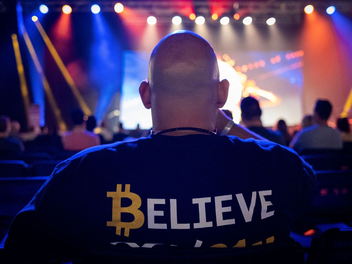 Foto: Un espectador en la 'Bitcoin Conference'. (Reuters)