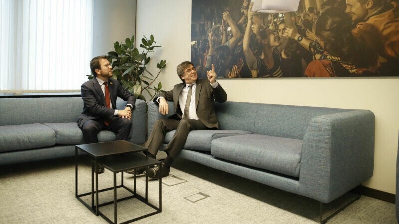 Foto de                                                                 Puigdemont se beneficia de la inhabilitación de Junqueras y barre a Aragonès como líder soberanista