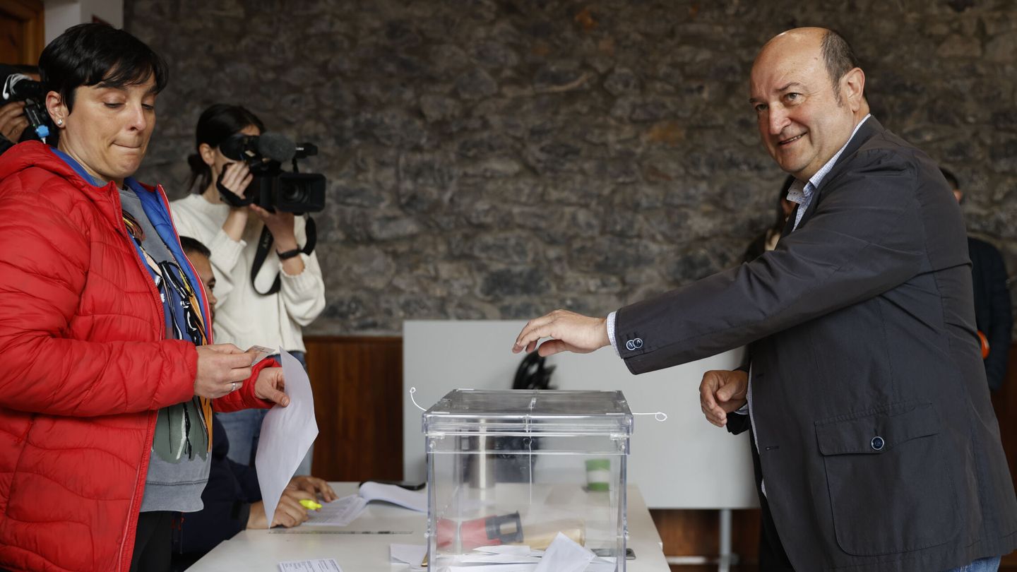 SANFUENTES (BIZKAIA), 21 04 2024.- El presidente del PNV, Andoni Ortuzar (d), ejerce su derecho al voto en Escuelas de Sanfuentes en Sanfuentes, Bizkaia, este domingo. EFE  Luis Tejido 