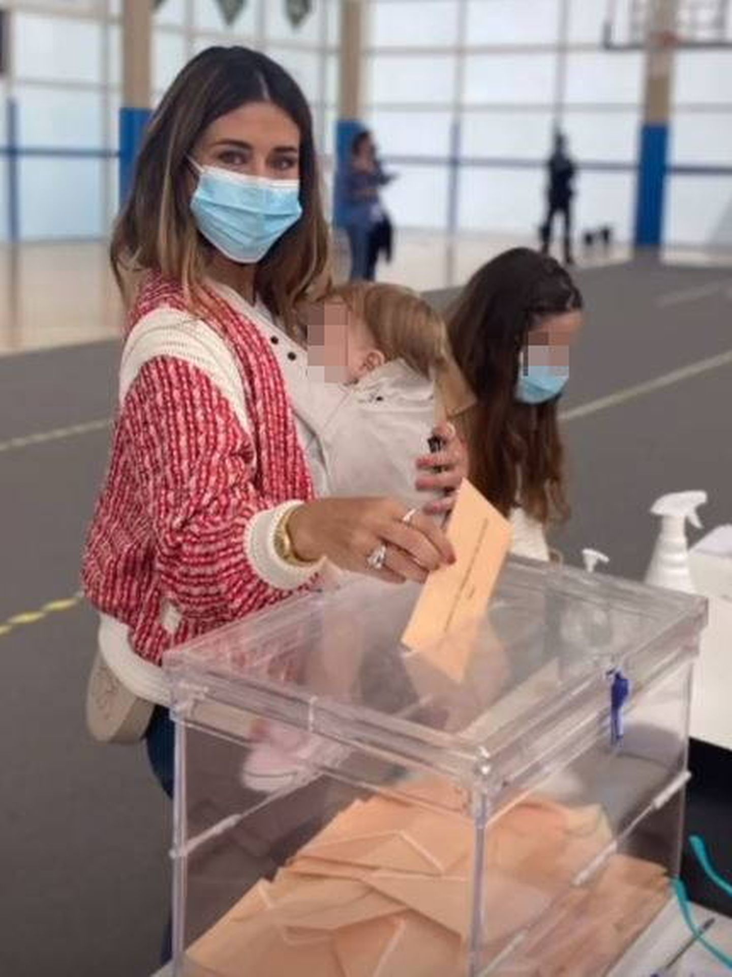 Elena Tablada, votando después de comer. (Redes)