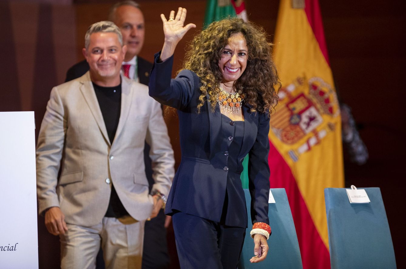 Rosario Flores recoge en nombre de su madre el título de 'hija predilecta de Cádiz', con Alejandro Sanz detrás. (EFE)