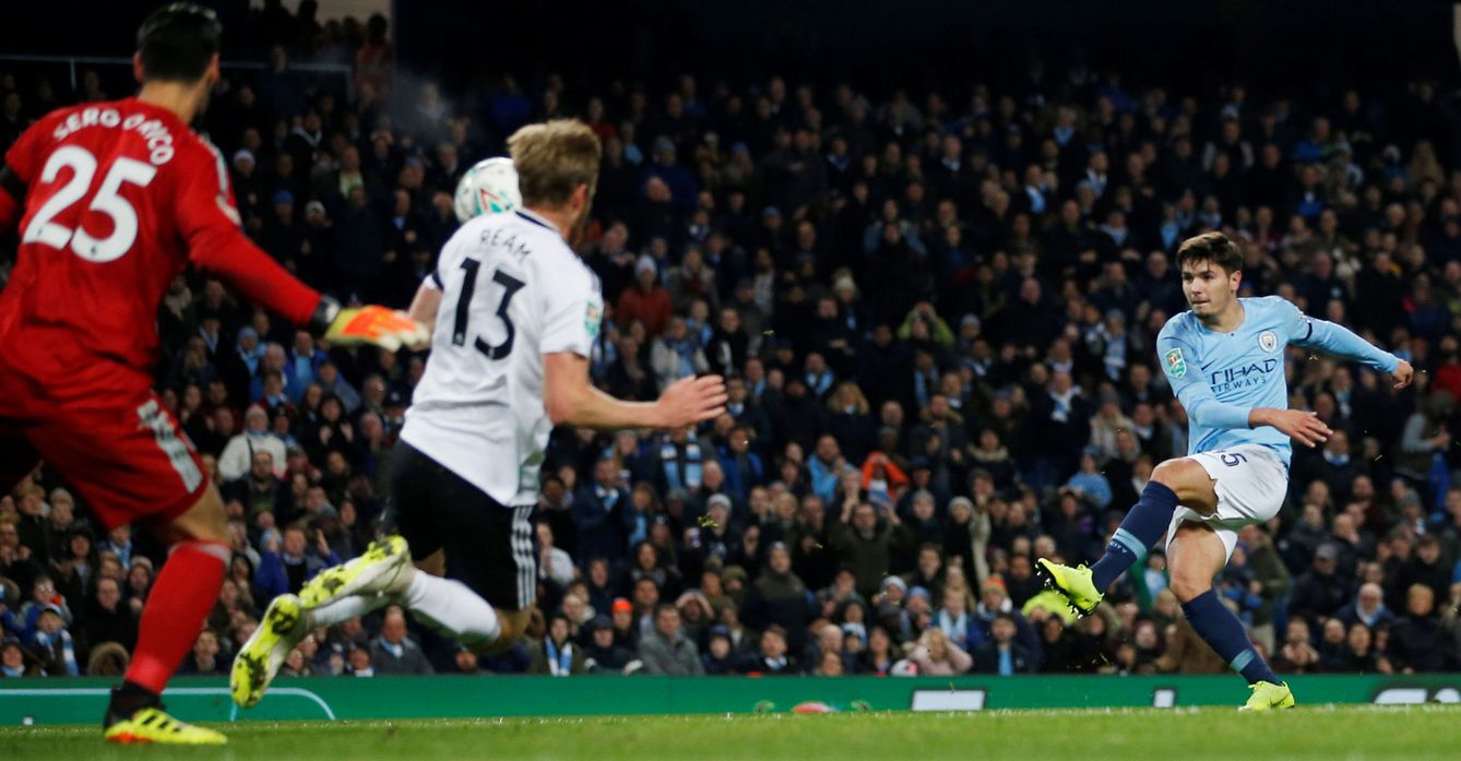 Brahim Díaz chutando ante el Fulham. (Reuters)