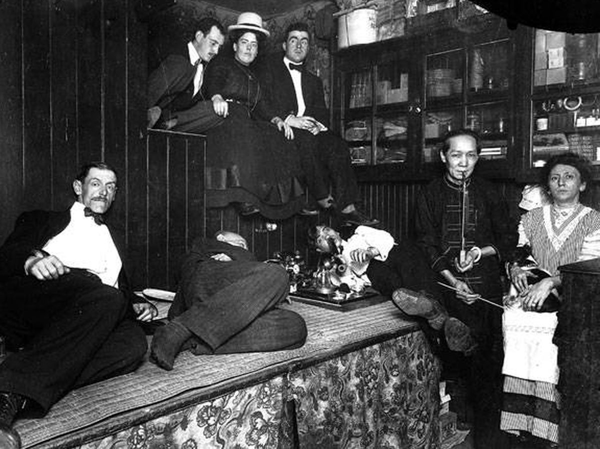 Foto:  Americanos fumando opio en Nueva York en 1925, imagen de la revista 'Collectors Weekly'. (Wikimedia commons)