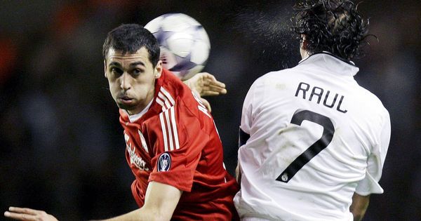Foto: Arbeloa disputa un balón con Raúl, durante el Liverpool-Real Madrid de Champions en 2009. (EFE)