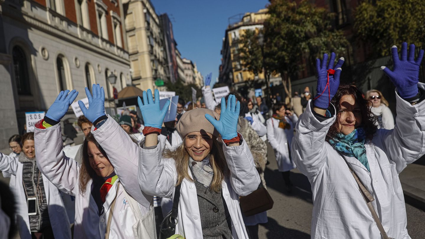 Pediatras y médicos de familia durante las manifestaciones en Madrid. (EFE)