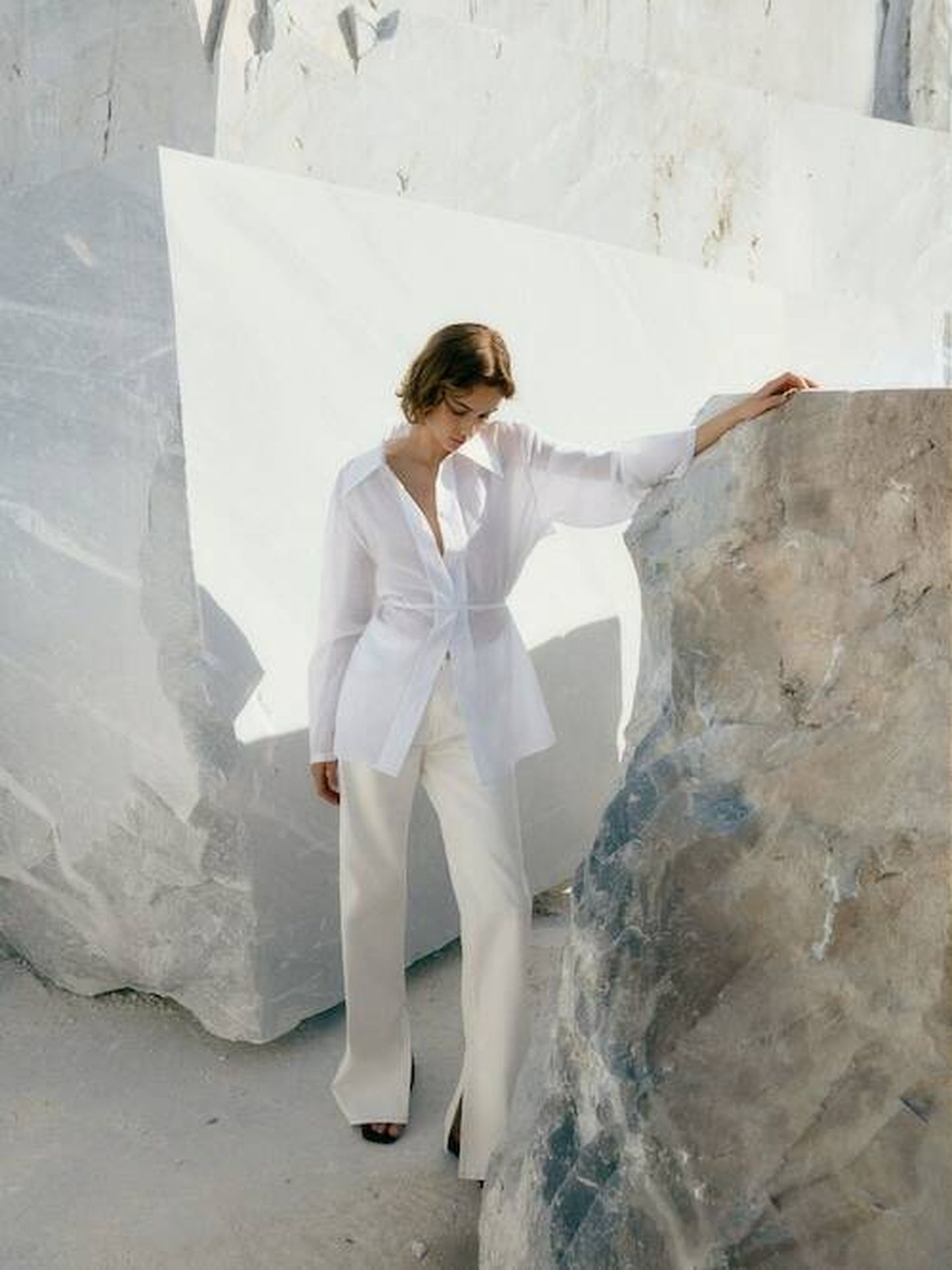 El nuevo pantalón blanco de Massimo Dutti. (Cortesía)