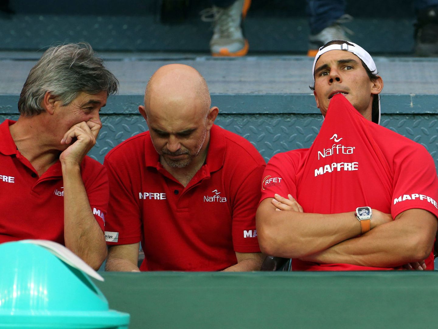 El doctor Cotorro, a la izquierda de la imagen, en la reciente eliminatoria de la Davis en la que jugó Nadal. (EFE)
