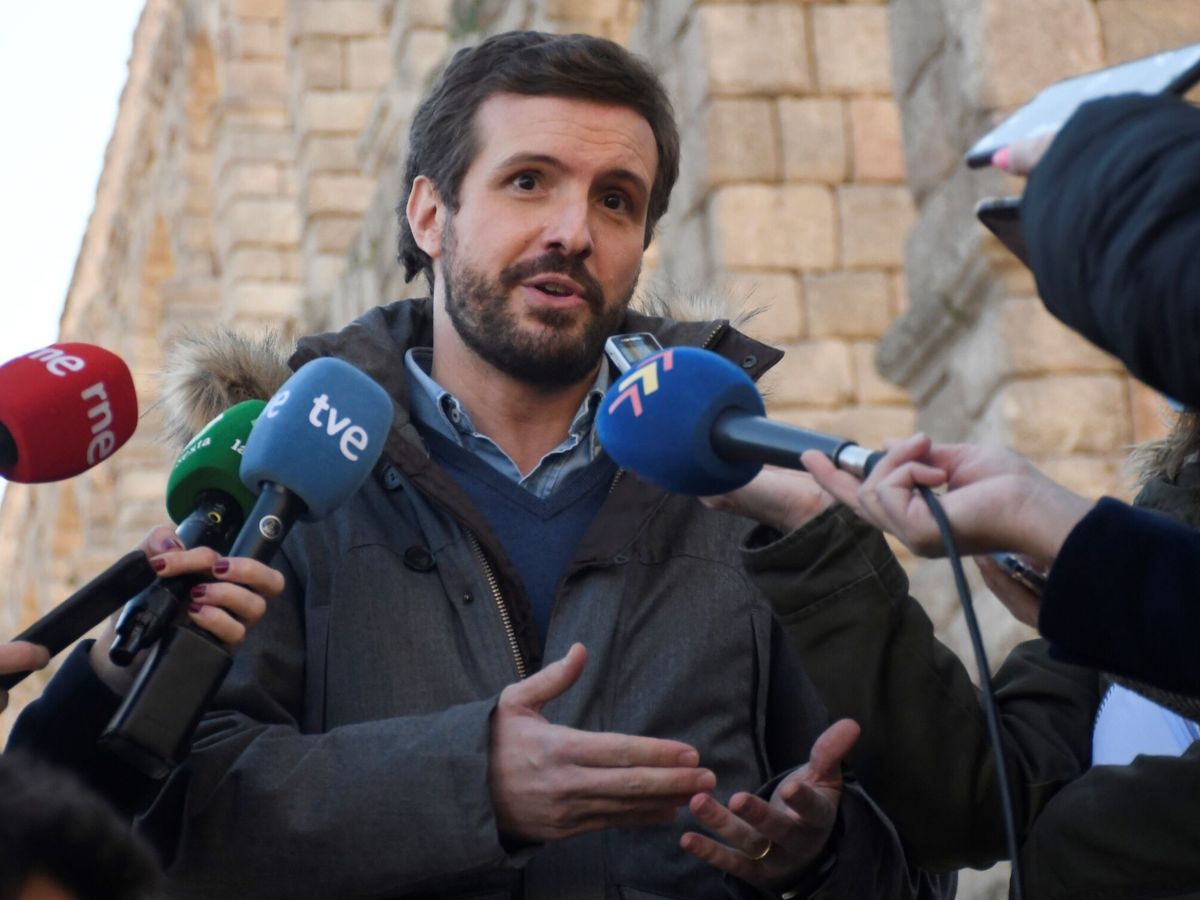 Foto: Pablo Casado atiende a la prensa en Segovia. (EFE/Pablo Martín)