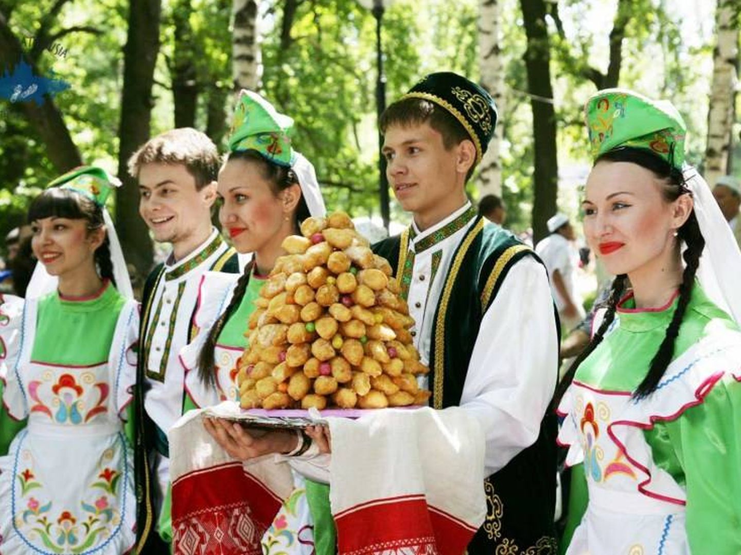 Tártaros ataviados con sus vestidos tradicionales