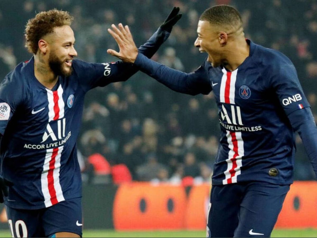 Foto: Neymar y Mbappé celebran un gol en un partido del Paris Saint-Germain.